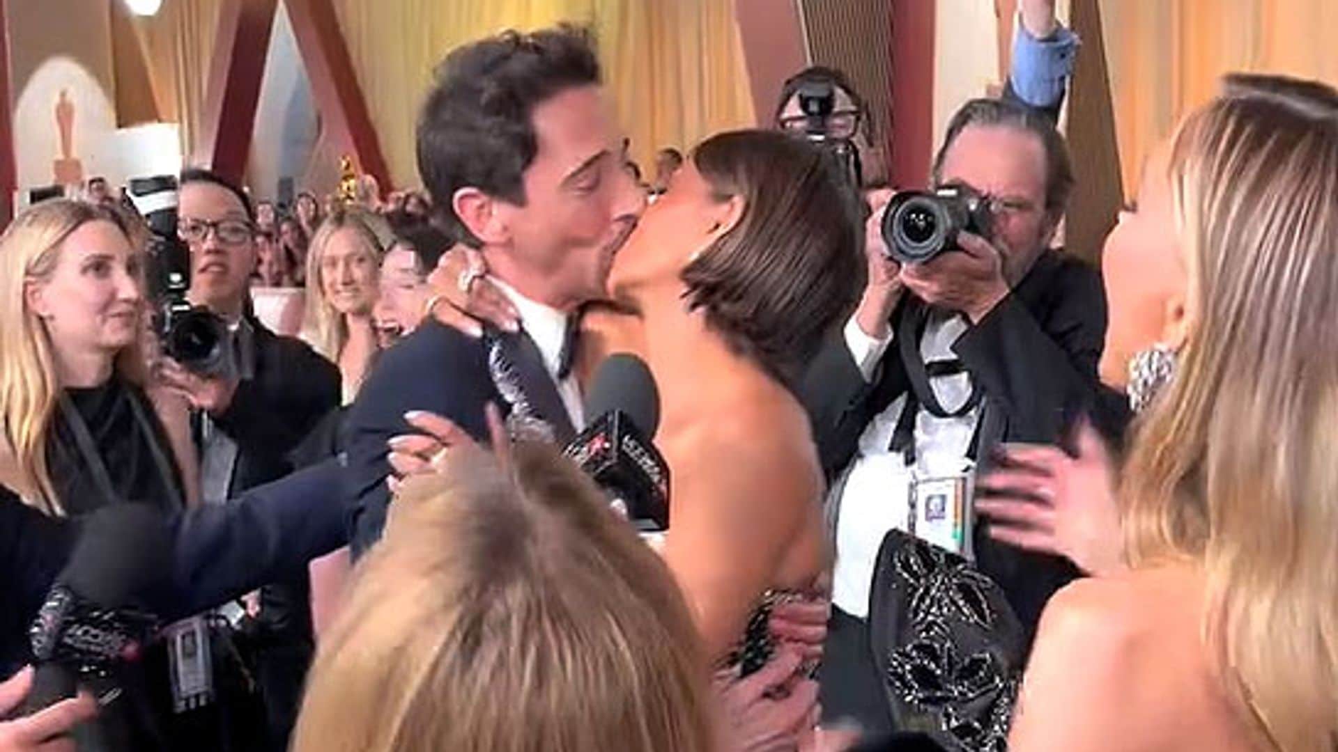 El beso viral de Halle Berry y Adrien Brody... y la polémica que esconde