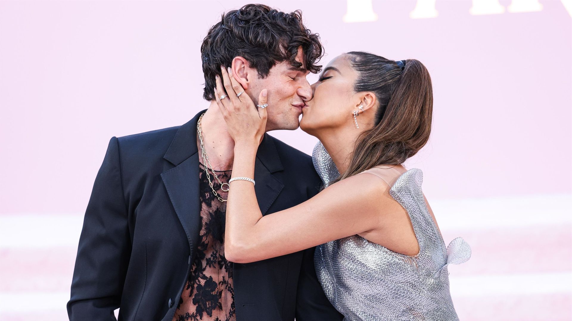 Ashley Park, de 'Emily in Paris', habla sobre sus graves problemas de salud y cómo su novio, Paul Forman, le salvó la vida