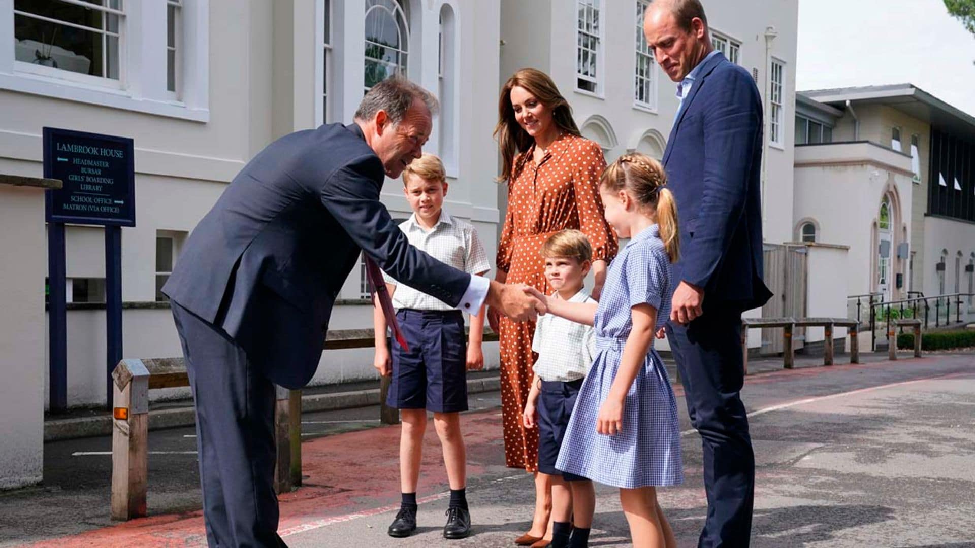 'Bienvenidos, altezas reales': los detalles en vídeo del primer día de colegio de George, Charlotte y  Louis