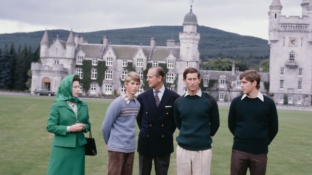 Isabel II y el duque de Edimburgo en el castillo de Balmoran en 1979 con tres de sus cuatro hijos: Carlos III, el príncipe Andrés y el príncipe Eduardo