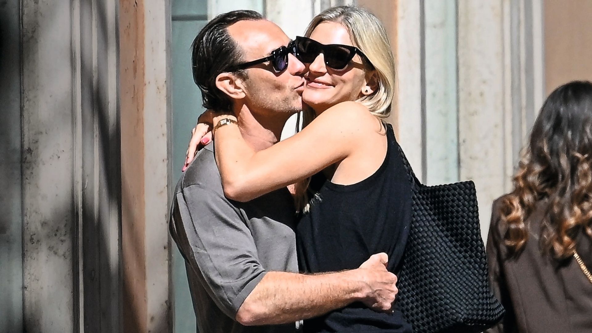 La pareja, que tiene dos hijos, paseó por las calles de Roma abrazados y protagonizaron un beso de película