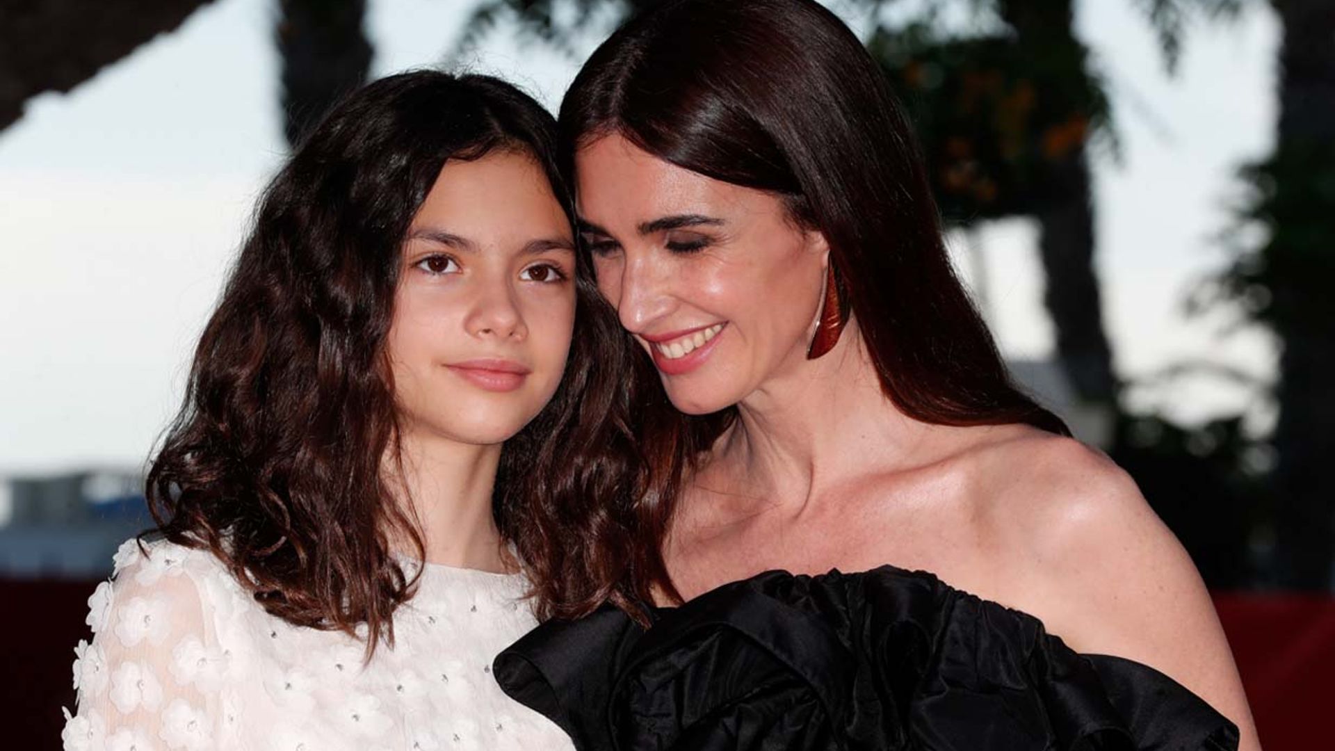 El divertido baile de Paz Vega y su hija Ava para felicitar las fiestas, ¡en pijama y con zapatillas de reno!