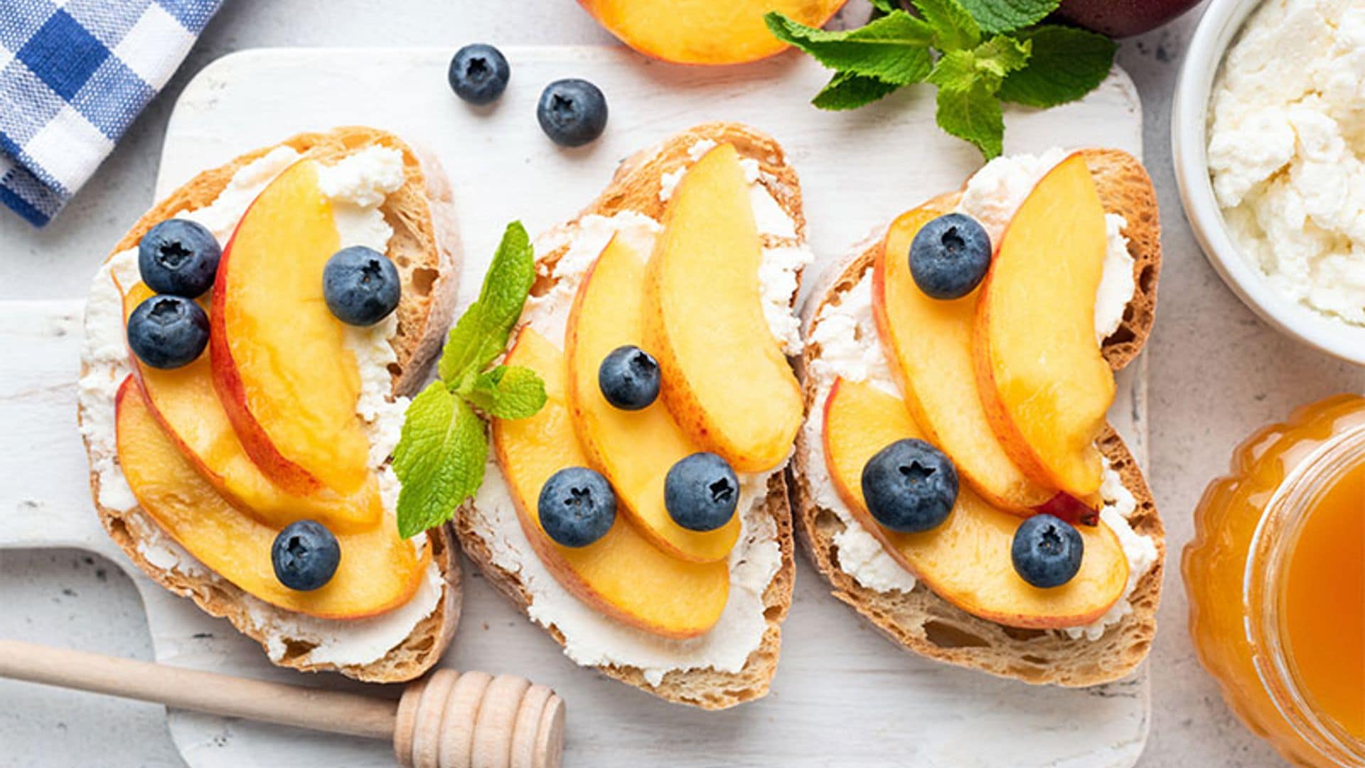 Tostadas con ricotta, melocotón, miel y arándanos