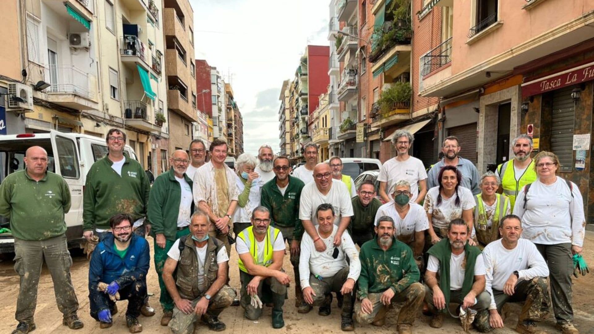 El duque de Calabria, primo del rey Felipe, se enfunda las botas para ayudar a los afectados por la DANA