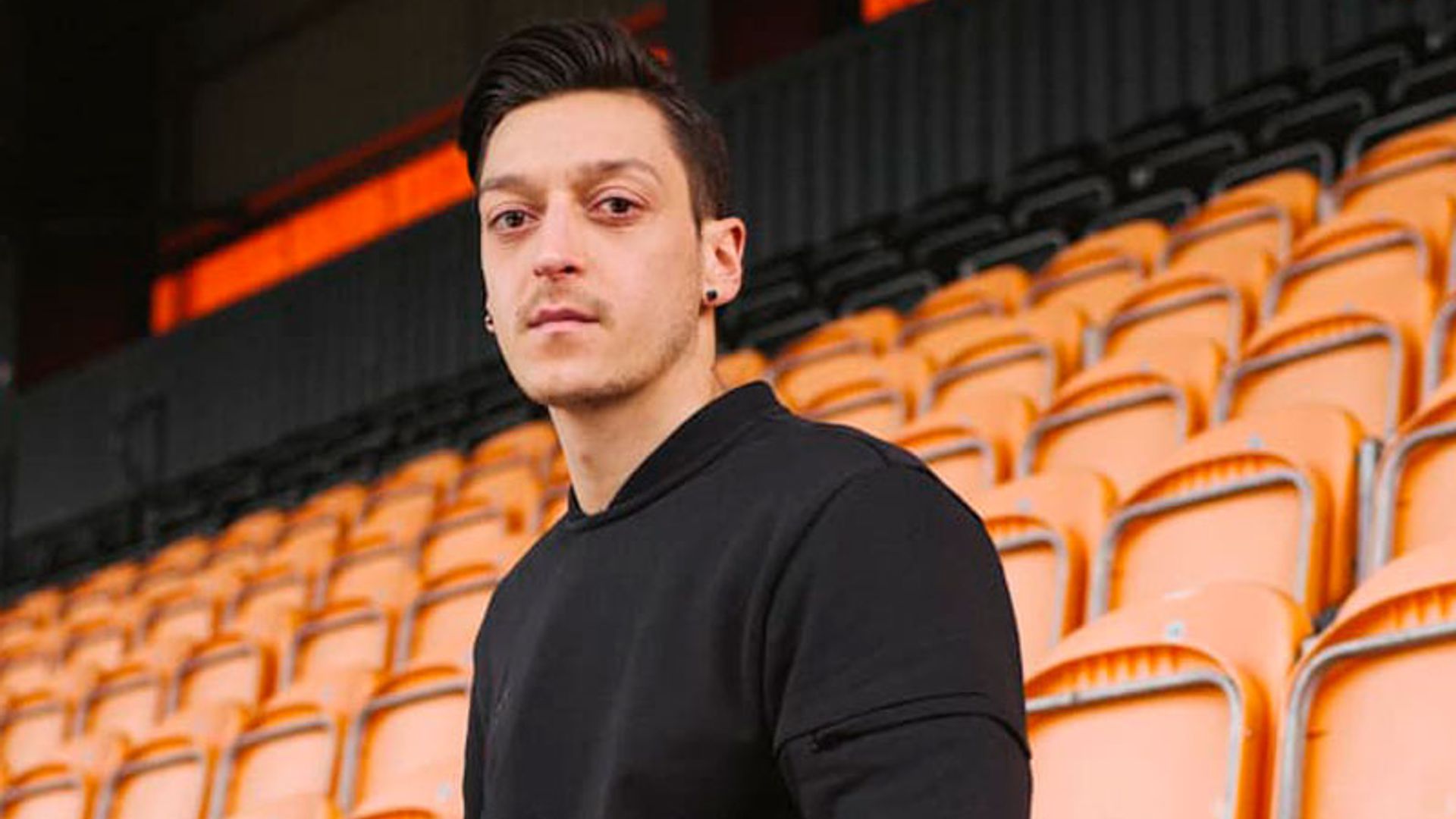 La emotiva despedida de Özil a un pequeño fan