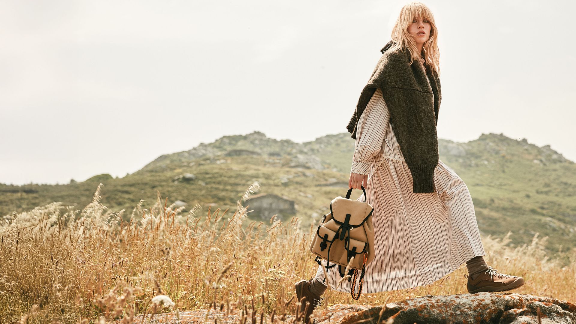 Chic utilitario: Estilo y funcionalidad se dan la mano en accesorios repletos de bolsillos. En la imagen, nuestra modelo posa con vestido y zapatillas, ambos de Skall Studio; jersey de lana, de Babàa; mochila, de Weekend Max Mara, y calcetines, de Cóndor