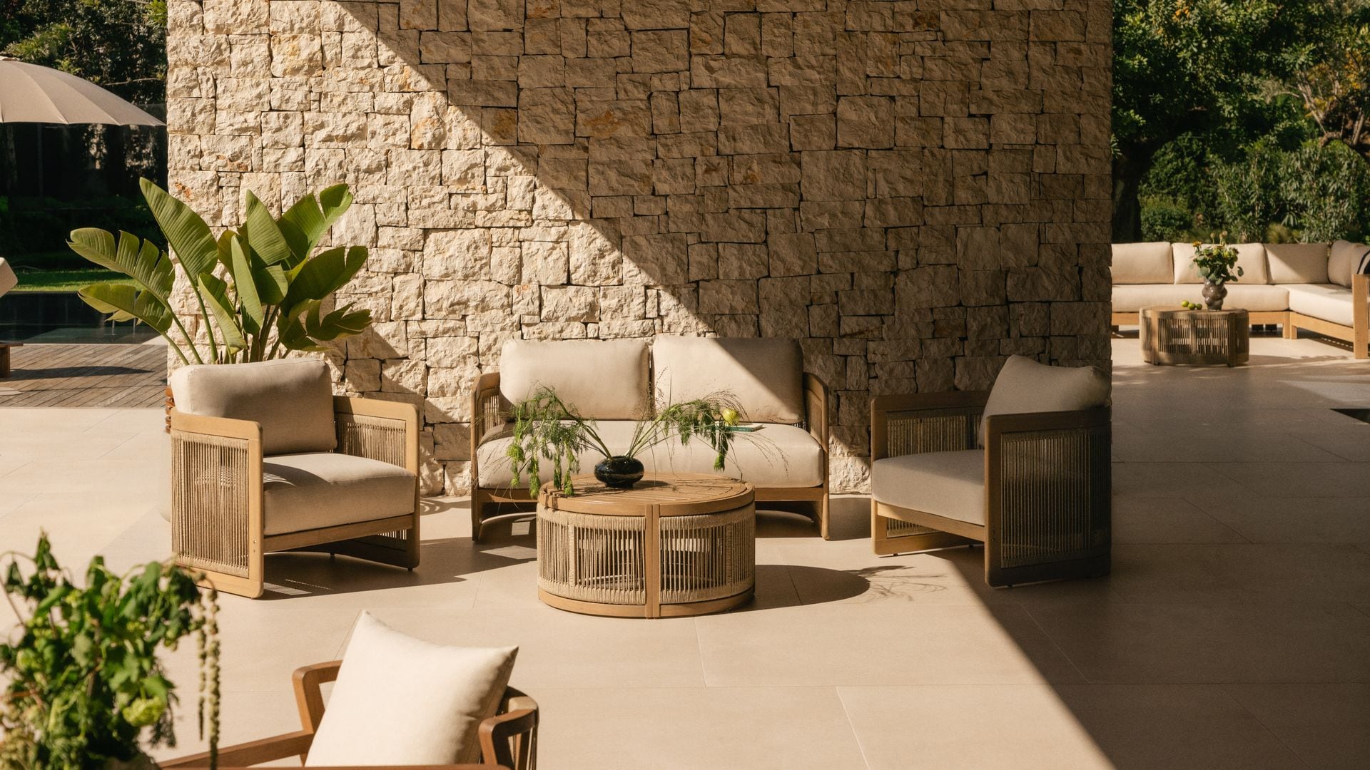 Cómo elegir el sofá de exterior perfecto: 10 consejos para dar con el adecuado este verano