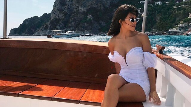 kourtney traje blanco