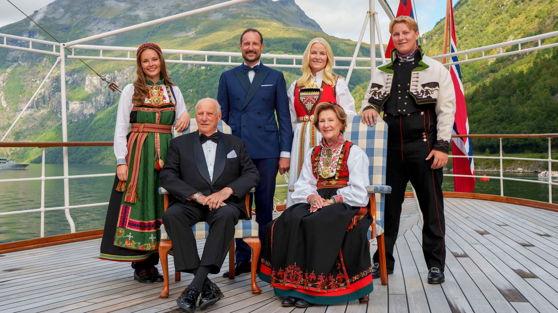 La Familia Real de Noruega acude a la boda de Marta Luisa con sus trajes regionales de gala