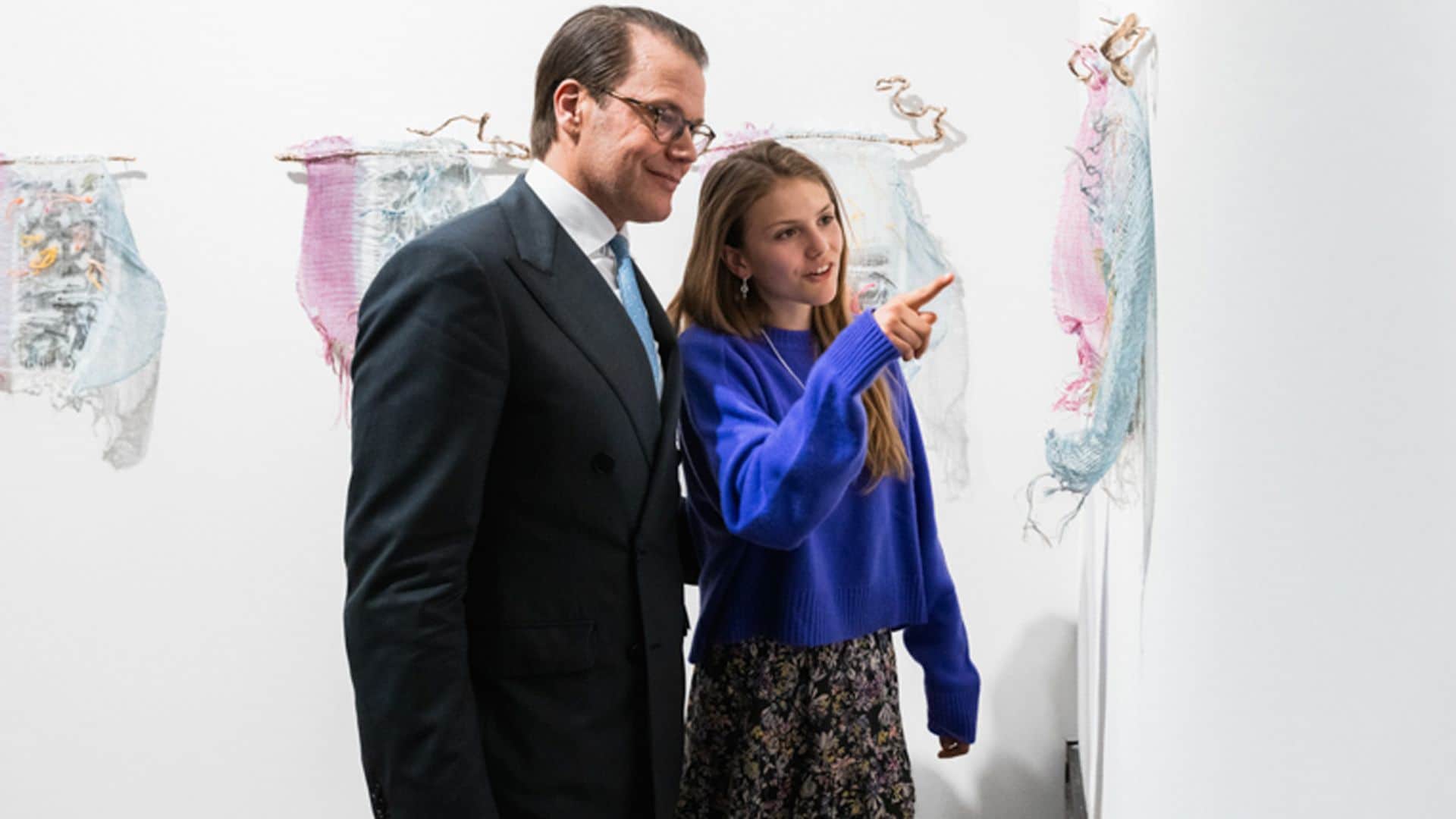 Estelle de Suecia, más adolescente que nunca, en una feria de arte contemporáneo con su padre