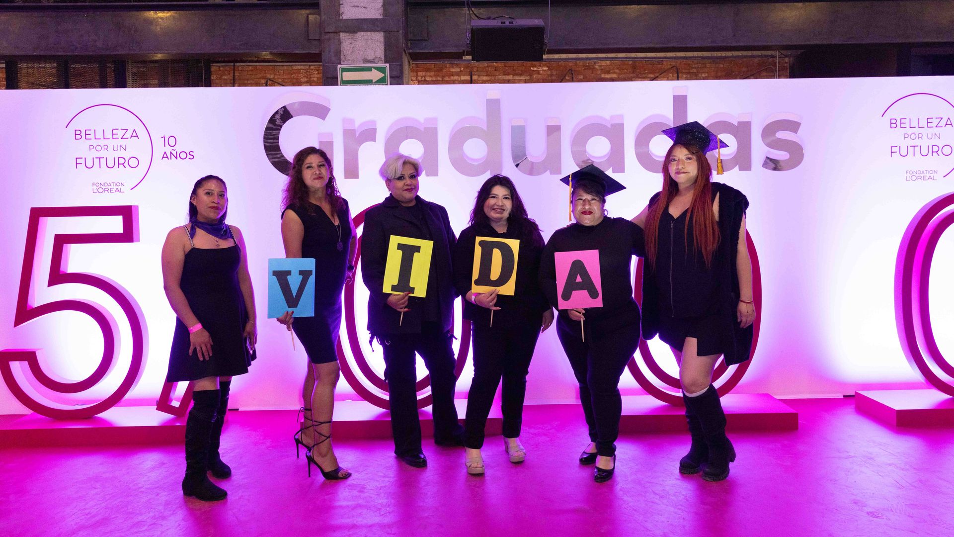 1,000 mujeres celebraron su graduación el día de ayer.