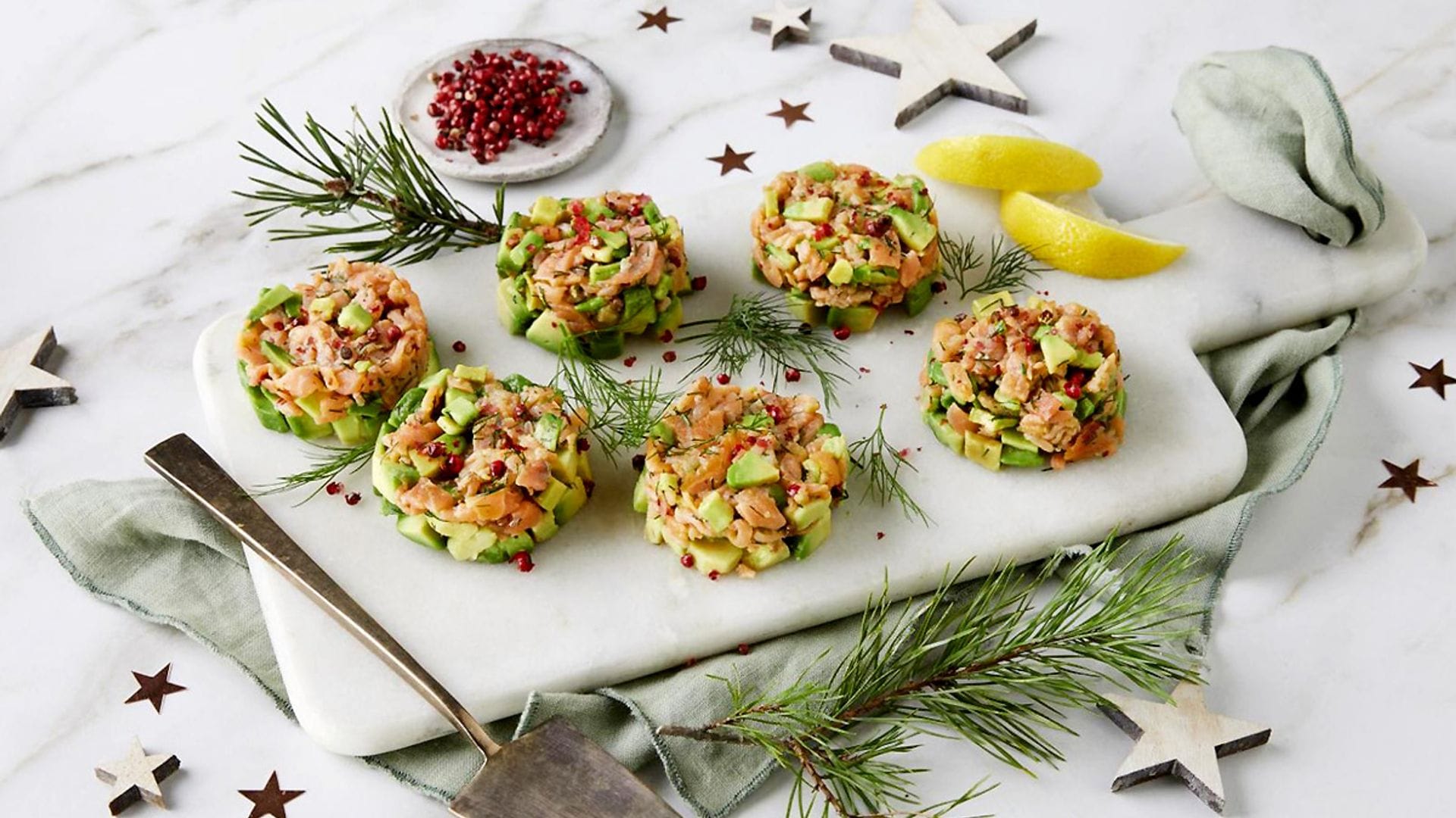 Tartar de salmón con aguacate y pimienta rosa