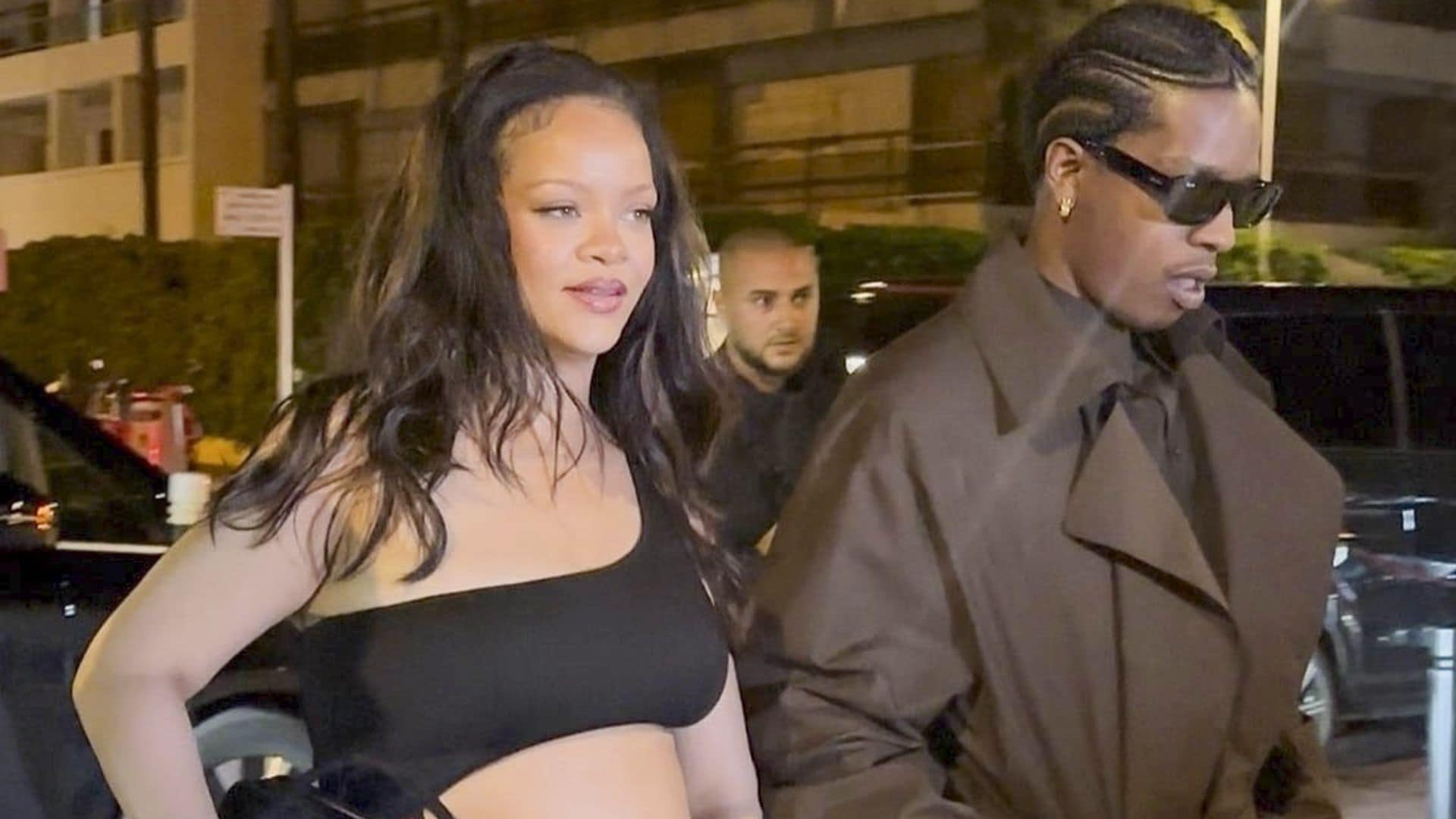Rihanna presume su embarazo con un impresionante vestido con 'cut-outs'