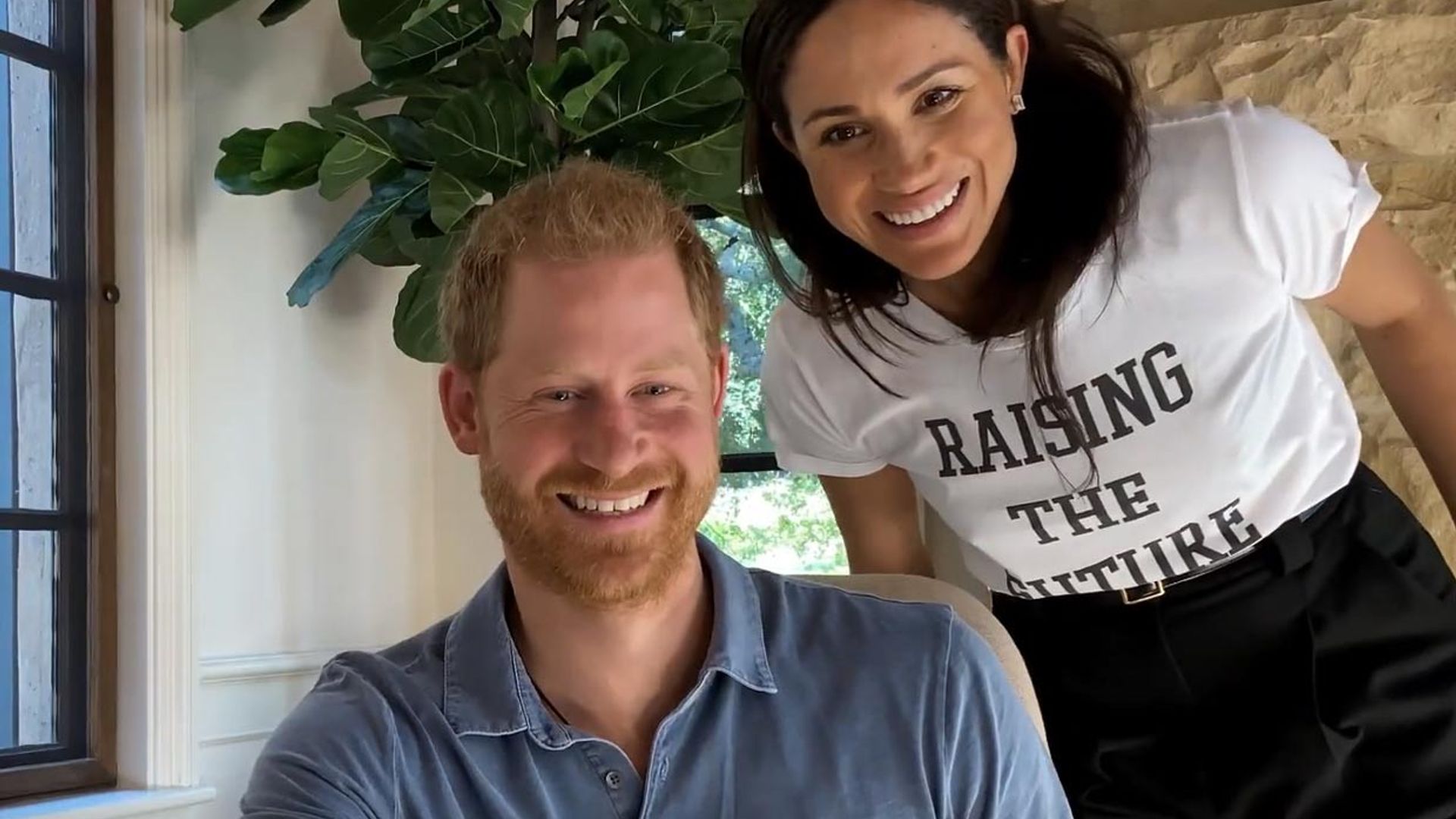 El look más tierno de Meghan: su camiseta a juego con un body del pequeño Archie