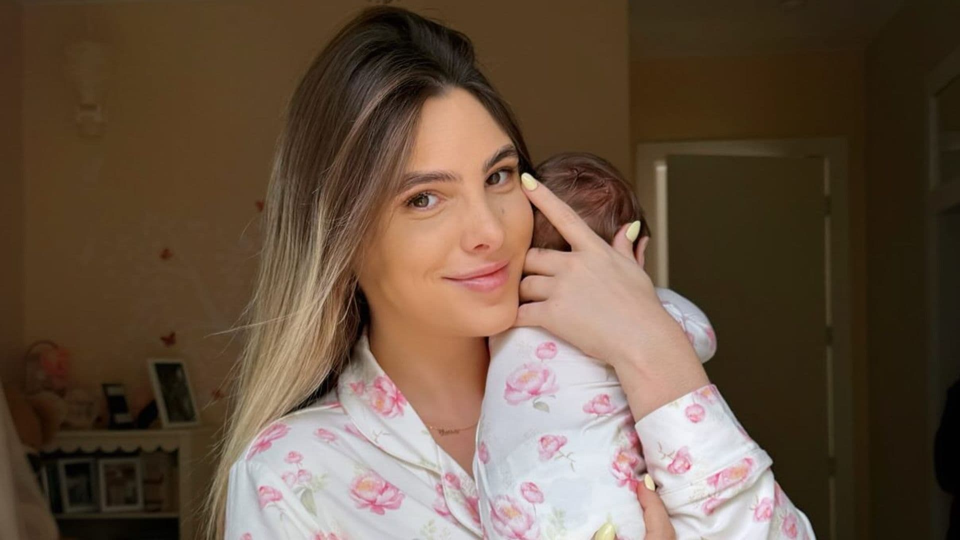 Lele Pons compartió tiernas fotos para celebrar el primer mes de su hija Eloísa.