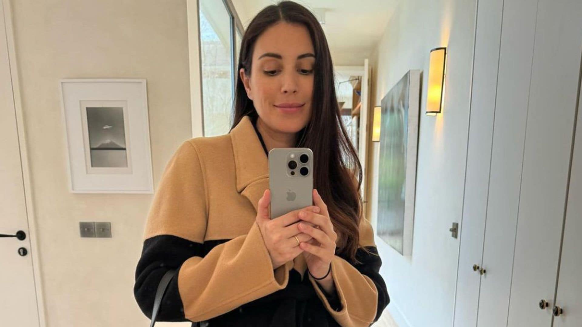El abrigo batín de Sassa de Osma que afina la figura y transforma los looks más sencillos