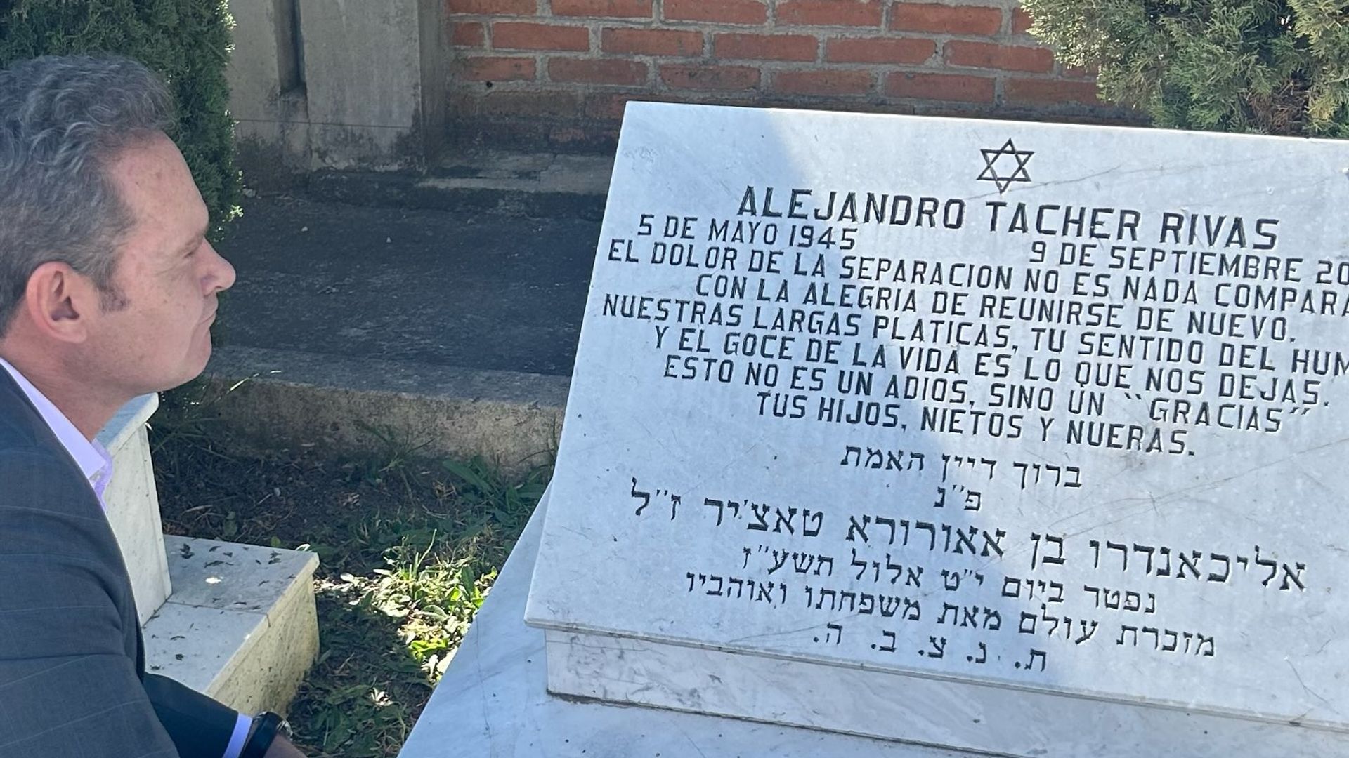 Conmovido hasta las lágrimas, Alan Tacher visita la tumba de su padre
