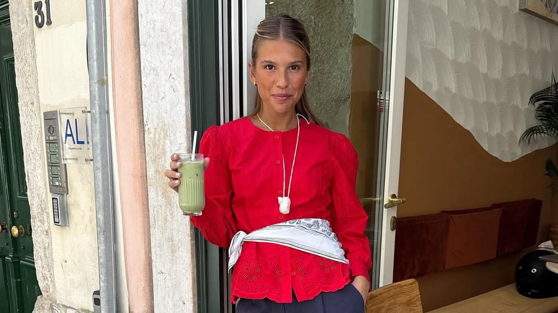 Estos 5 colores combinan genial con el rojo en verano y te ayudarán a crear looks diferentes y mucho más elegantes
