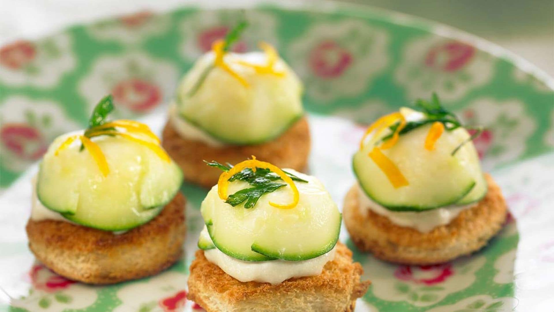 Mini tostas de brandada de bacalao con calabacín