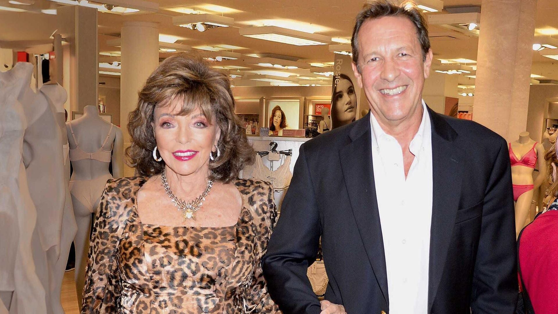 Joan Collins y sus increíbles 90 años: mucho amor y unas explosivas revelaciones