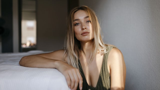 getty chica mira camara