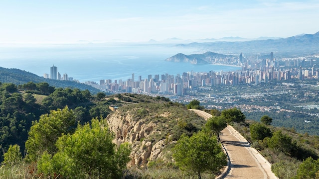 Parque Natural Serra Gelada y la ciudad de Benidorm al fondo, Alicante