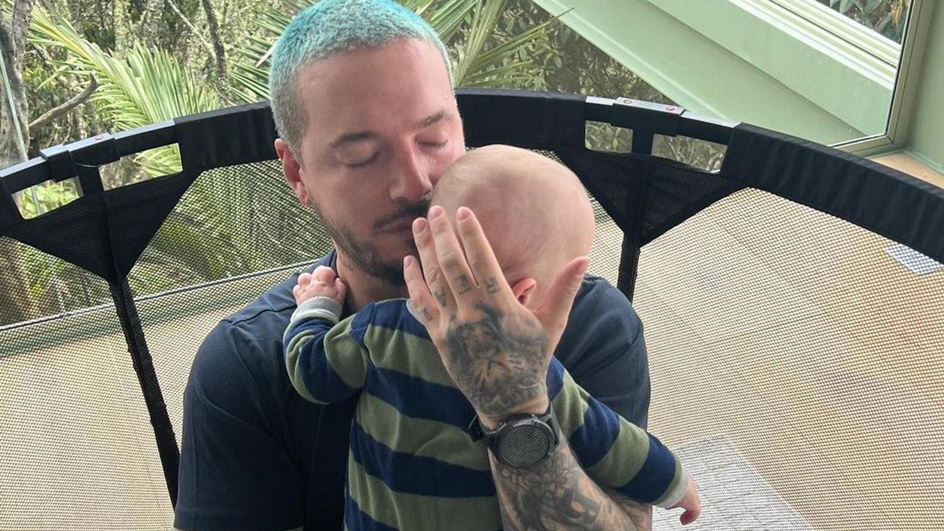 ¡Tiene ojos verdes! J Balvin se anima a presumir el rostro de su hijo por primera vez