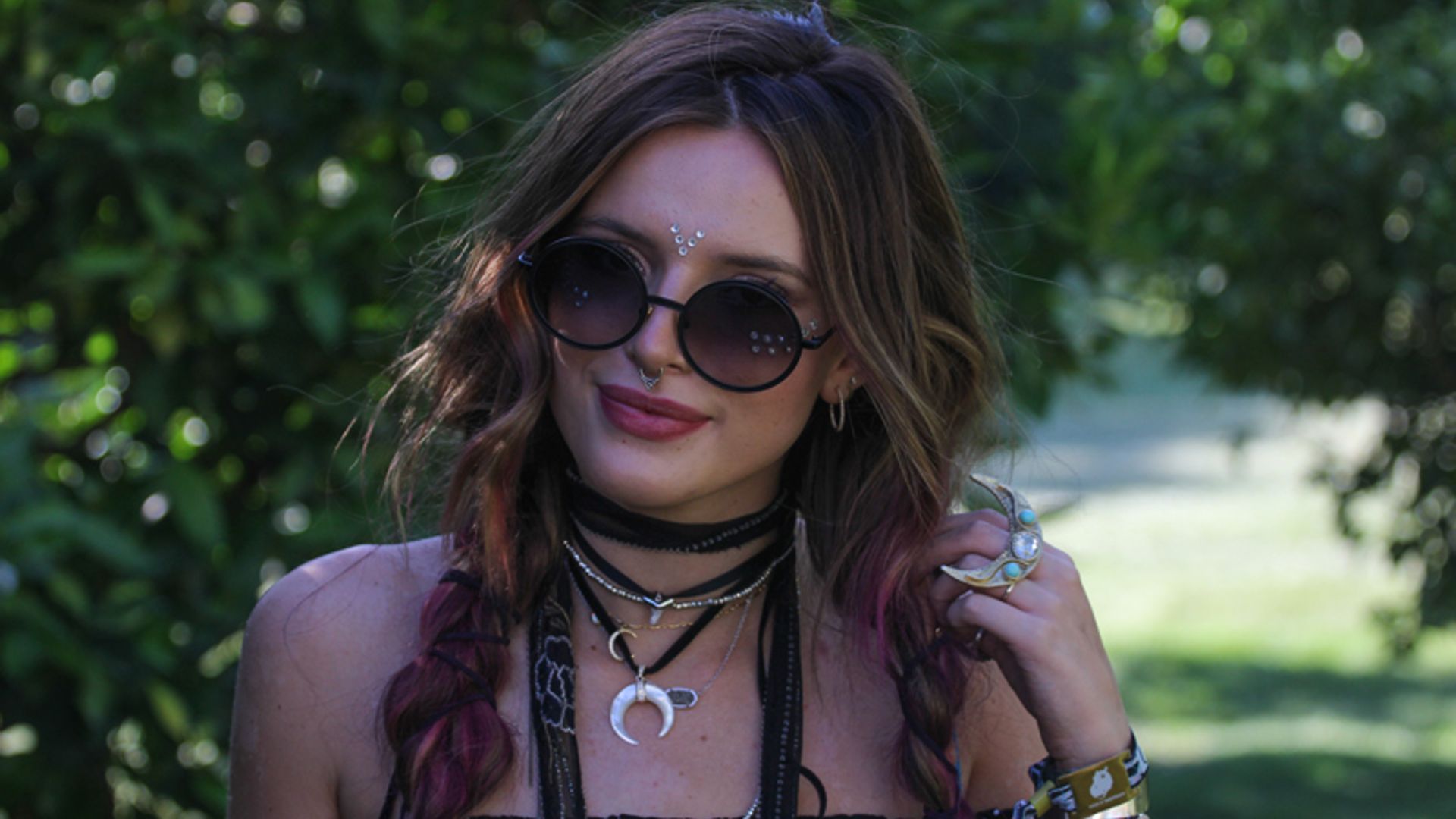 ¿Vas de festival? ¡Hazlo con estilo! : Cuatro peinados muy chic de Bella Thorne