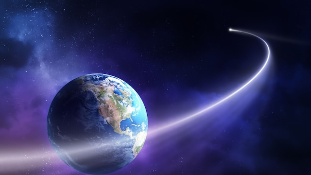 Cometa pasando junto al planeta Tierra
