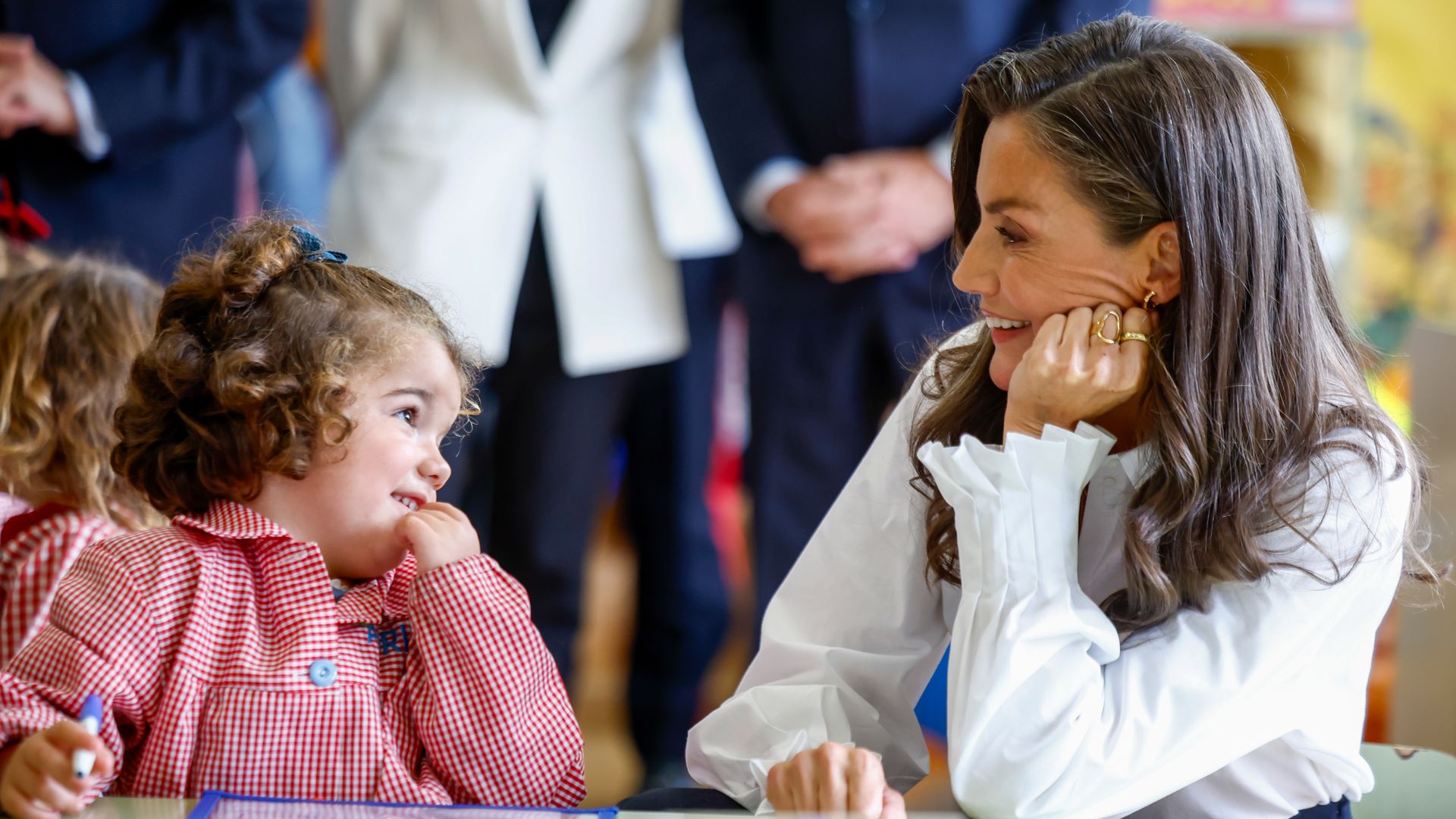 Simpática imagen de la reina Letizia en el colegio La Gesta de Oviedo