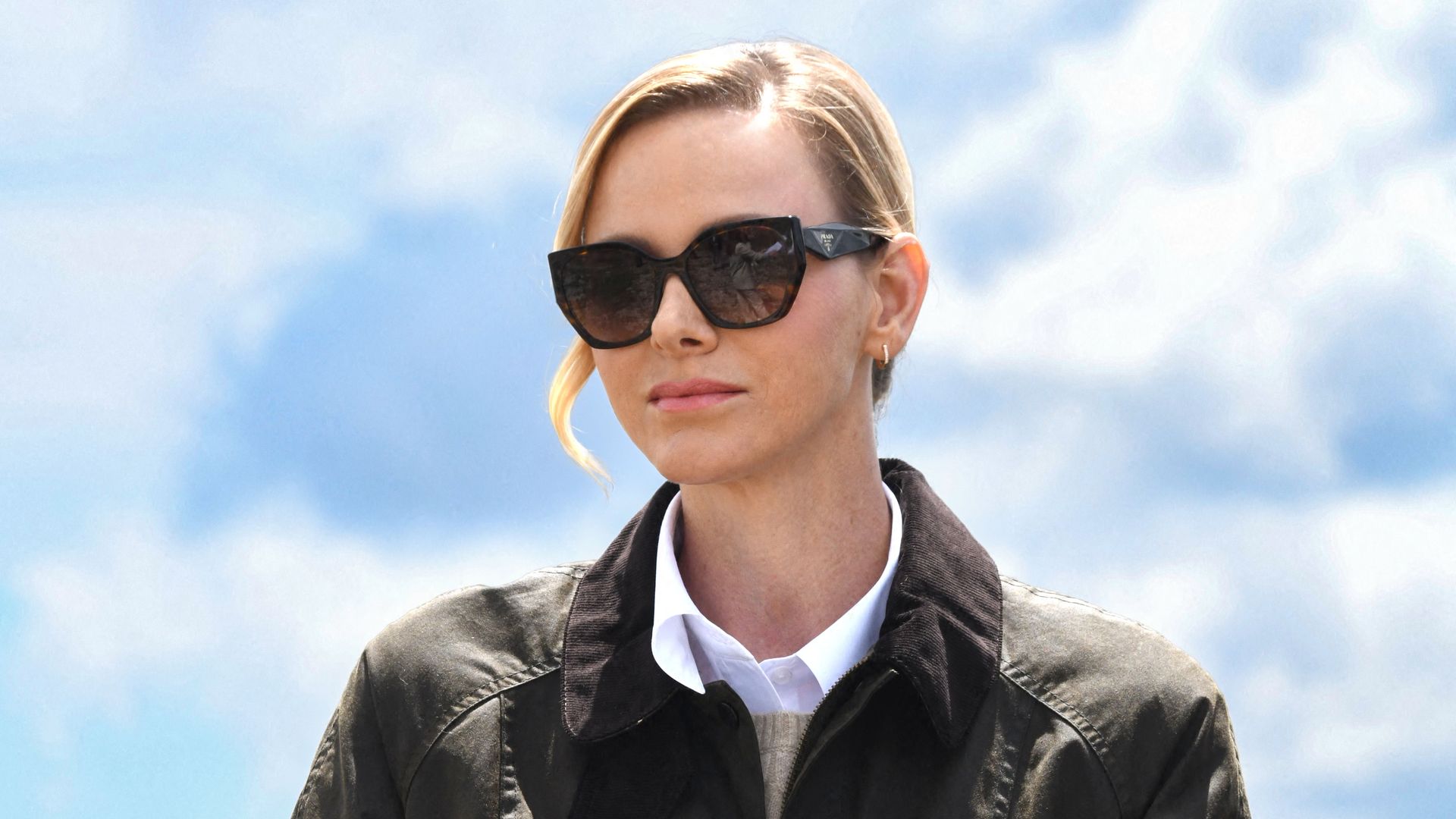 Charlene de Mónaco con la chaqueta Barbour favorita de la familia real británica. 