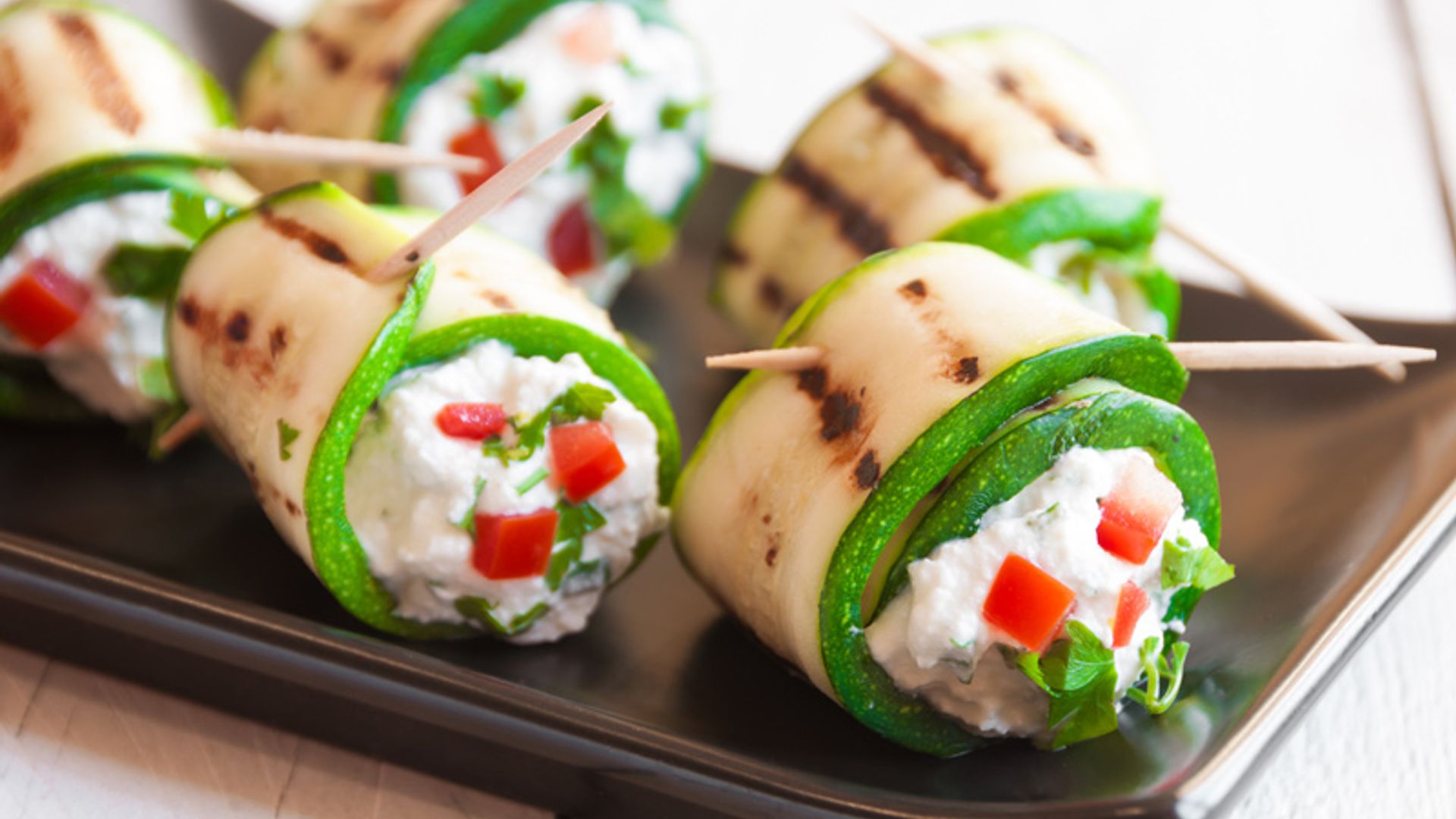 Rollitos de calabacín con queso de a las finas hierbas