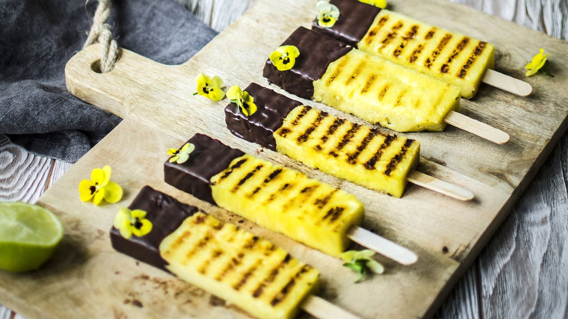 'Polos' de piña a la brasa con chocolate
