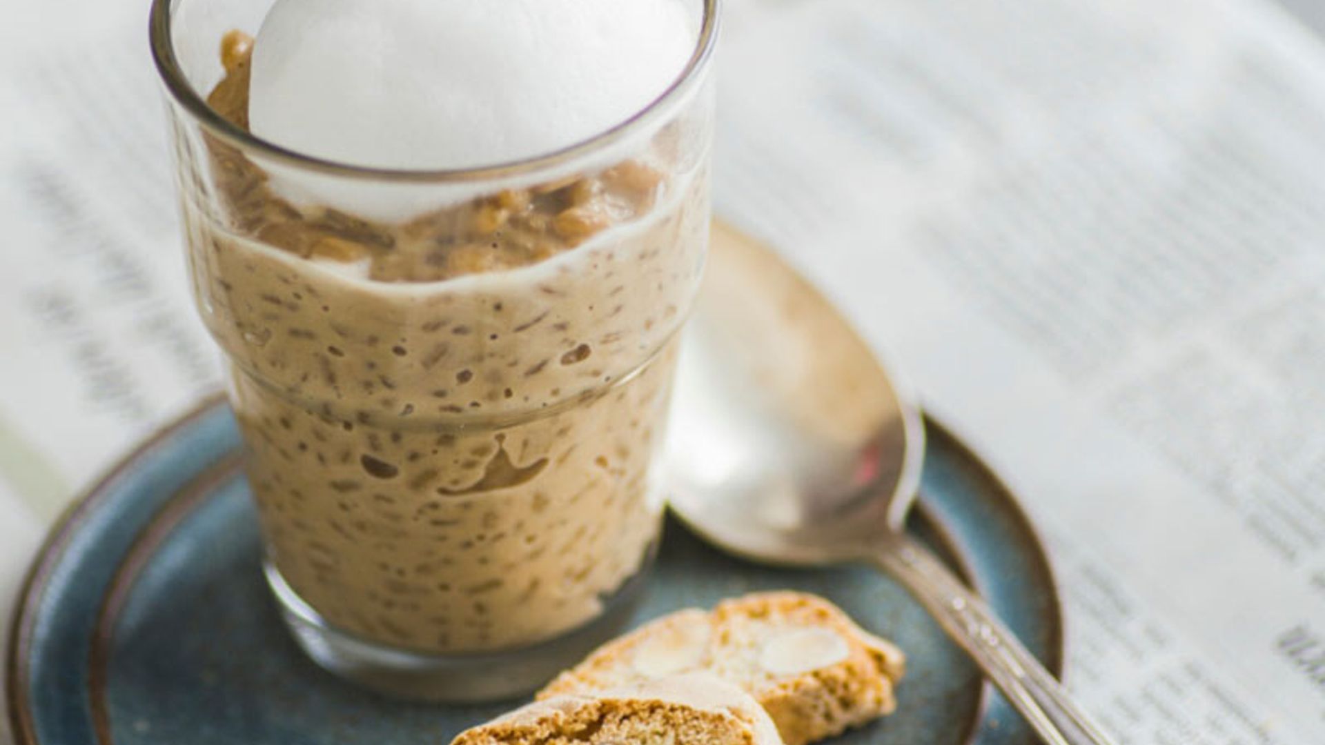 Arroz con leche y café servido con 'cantuccinis'