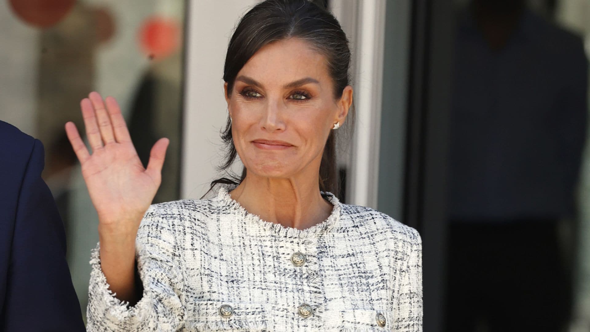 La reina Letizia marca cintura en Asturias con su chaqueta de 'tweed' y un complemento revelador