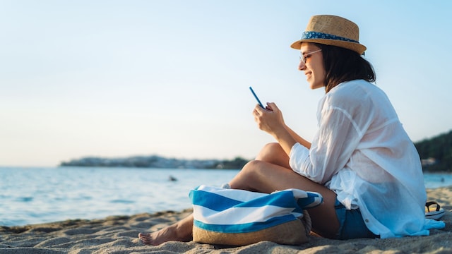 Usando el teléfono en la playa 
