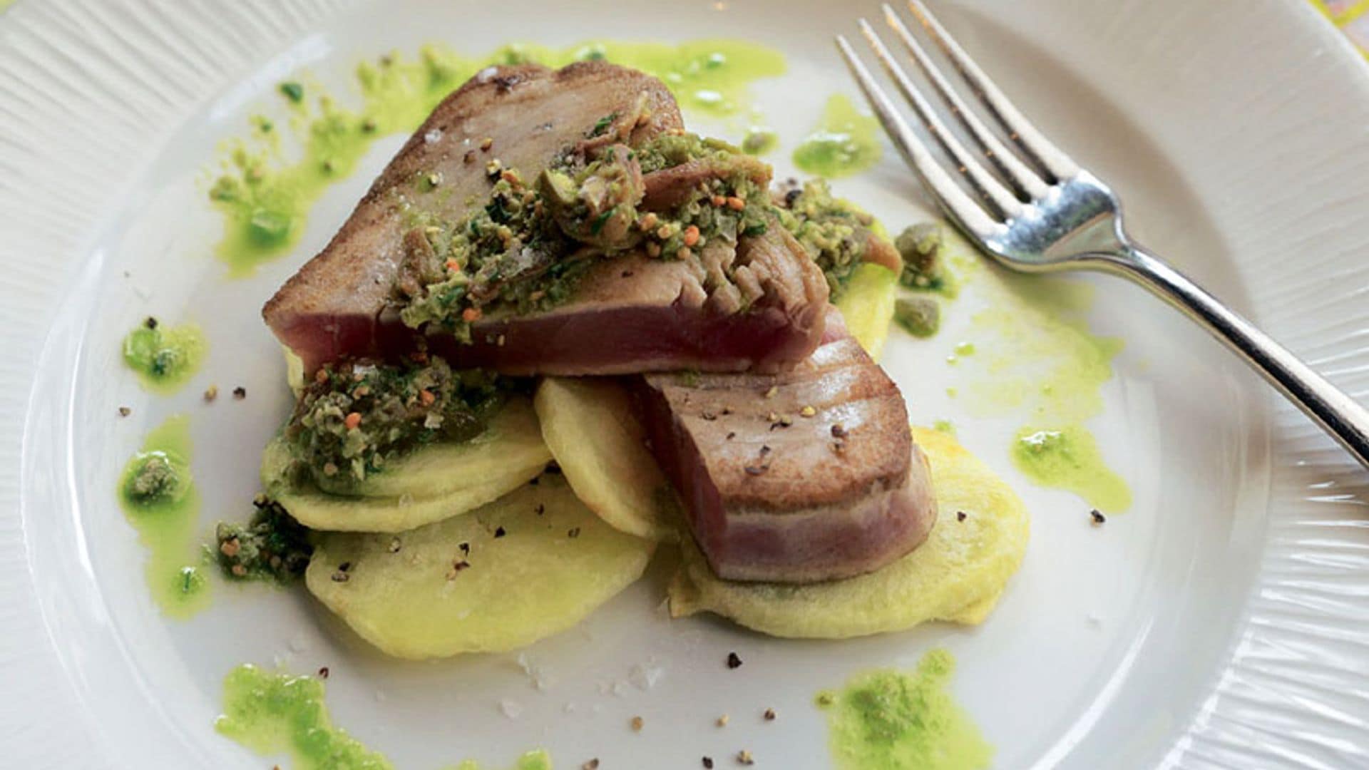 Atún sellado con salsa verde y patatas