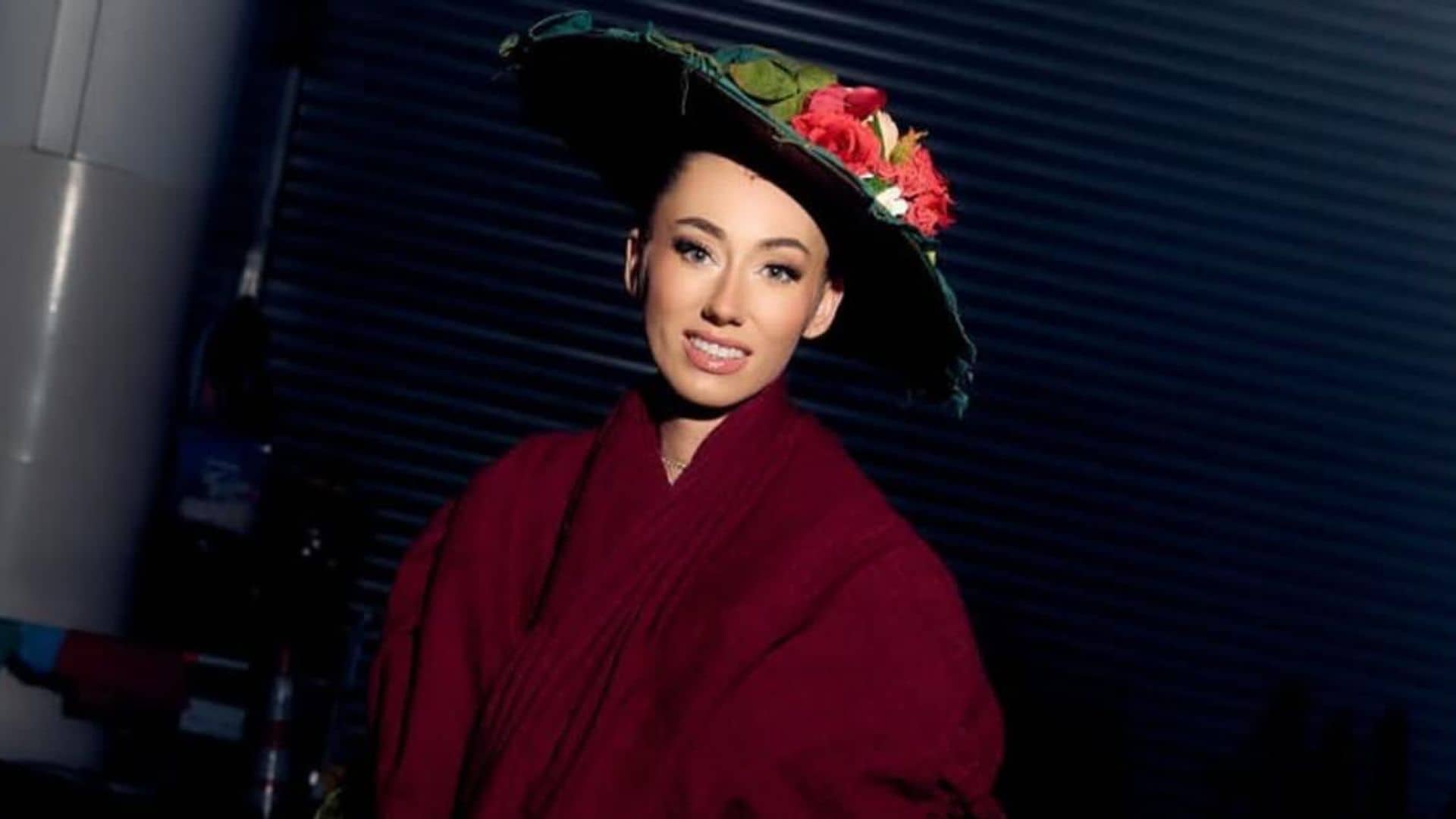 Miss Universe Gran Bretaña, Danielle Latimer, sufre caída en la muestra de trajes típicos.