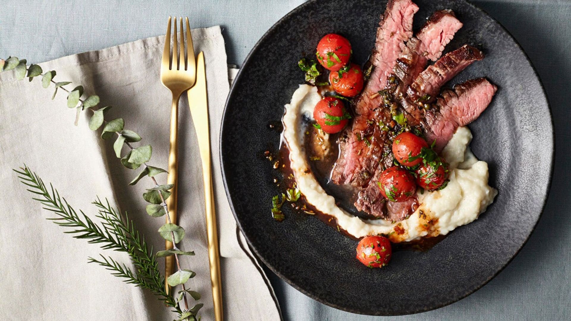 Carne a la parrilla con crema de alcachofas y tomates cherry