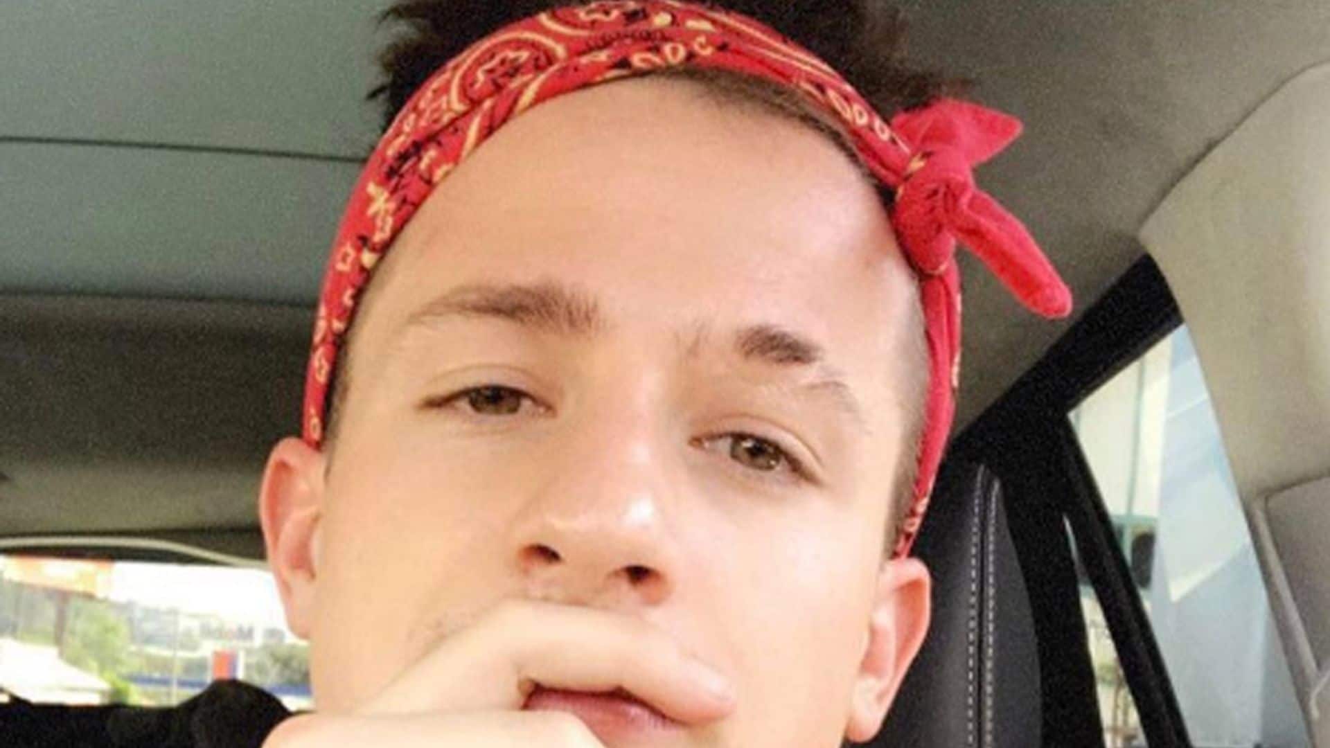 Charlie Puth y el regreso de un clásico: la bandana