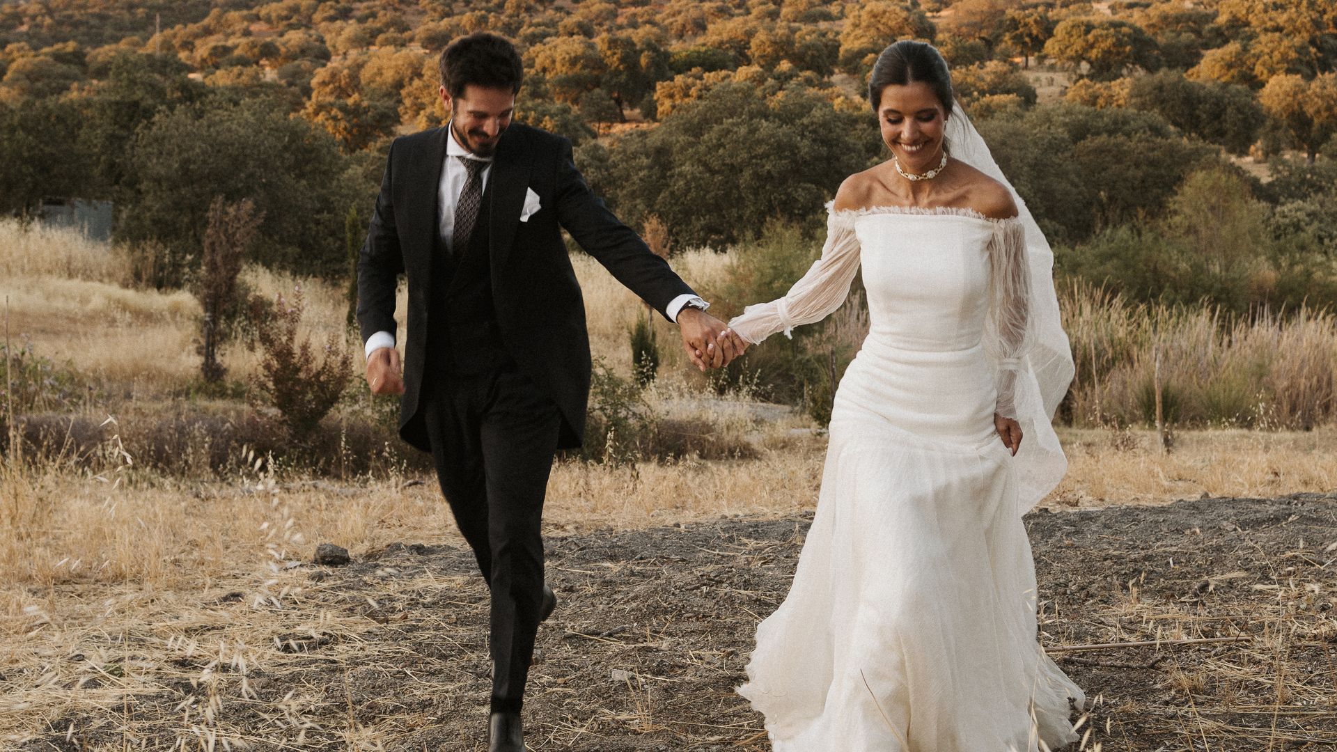 Un vestido de lino y un choker de los años 20 para la boda e