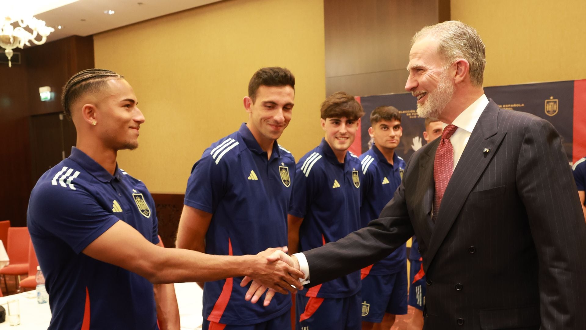 El rey Felipe apoya a la Selección Española Sub-21 en Eslovaquia en su debut europeo