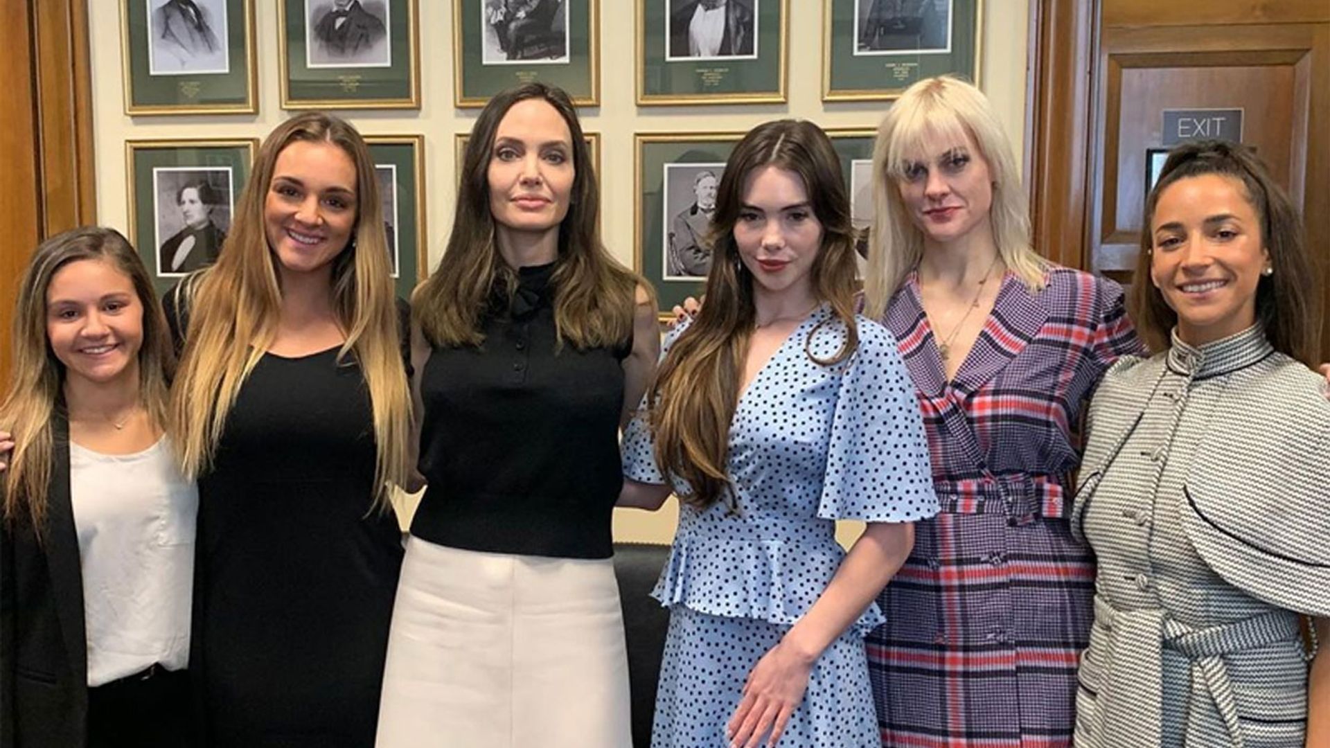 Angelina Jolie muestra todo su apoyo a las gimnastas que denunciaron por abuso a Larry Nassar