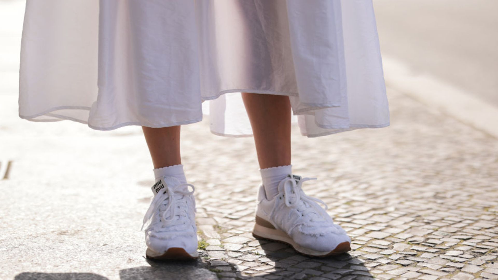 Versátiles y atemporales: consigue las zapatillas blancas perfectas para cada ocasión