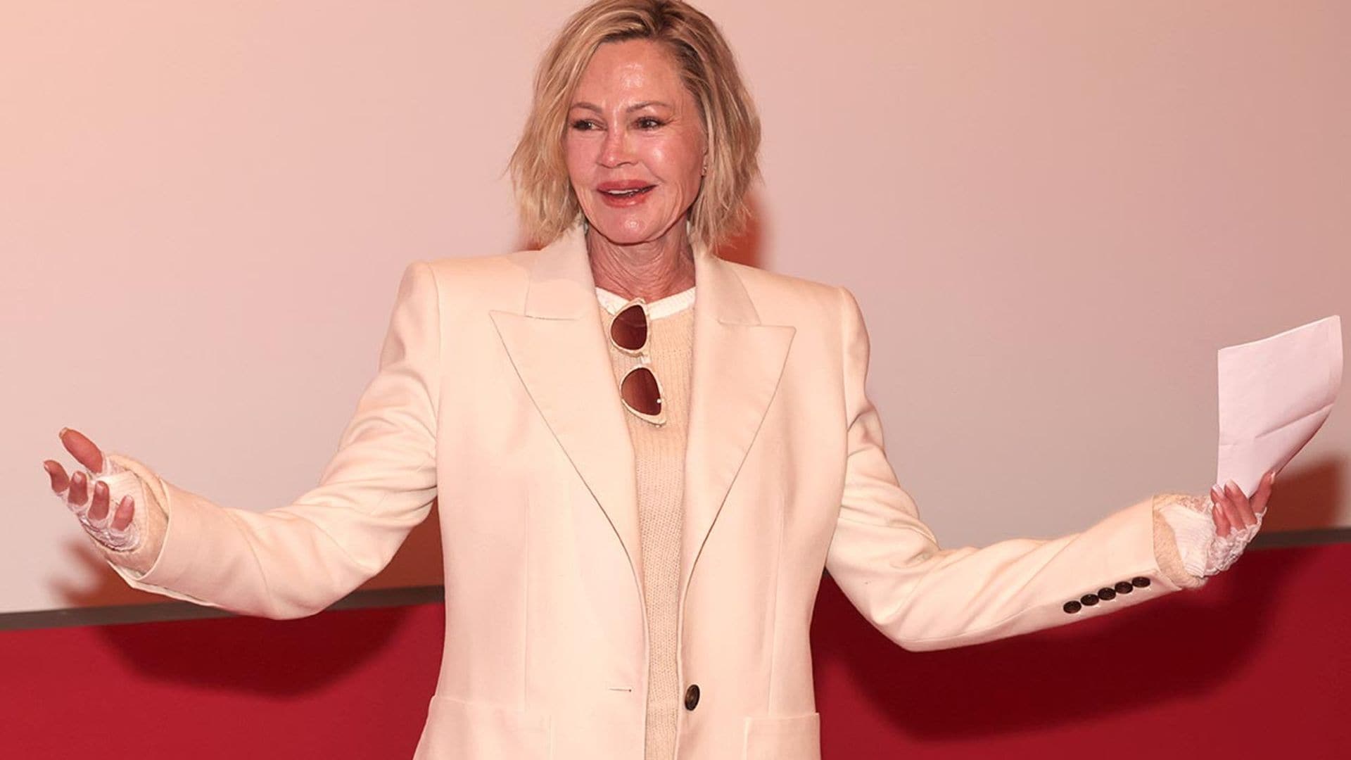 La reaparición de Melanie Griffith con las manos vendadas ¿Qué le ocurre?