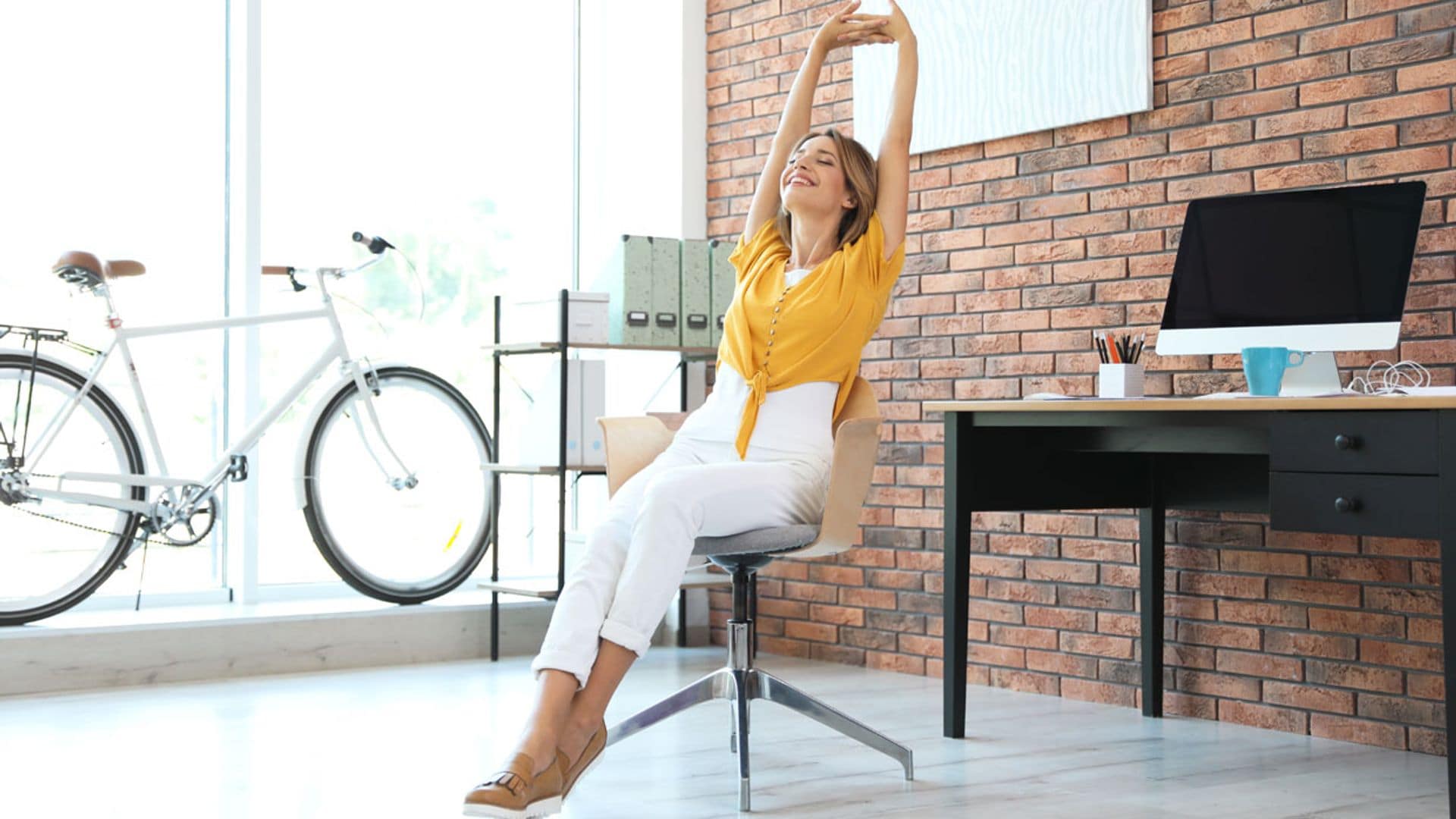¡Toma nota! Estos ejercicios fáciles para glúteos los puedes hacer sentada
