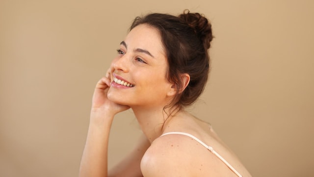 mujer con la piel bonita sonriendo