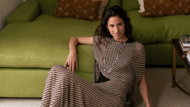 PASA Y PONTE CÓMODA
Gloria, sentada en el suelo del salón, nos invita a entrar en su particular universo