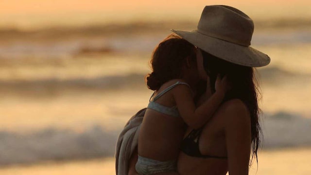 Sarah Kohan con su hija Nala, a quien tuvo con Javier 'Chicharito' Hernández.