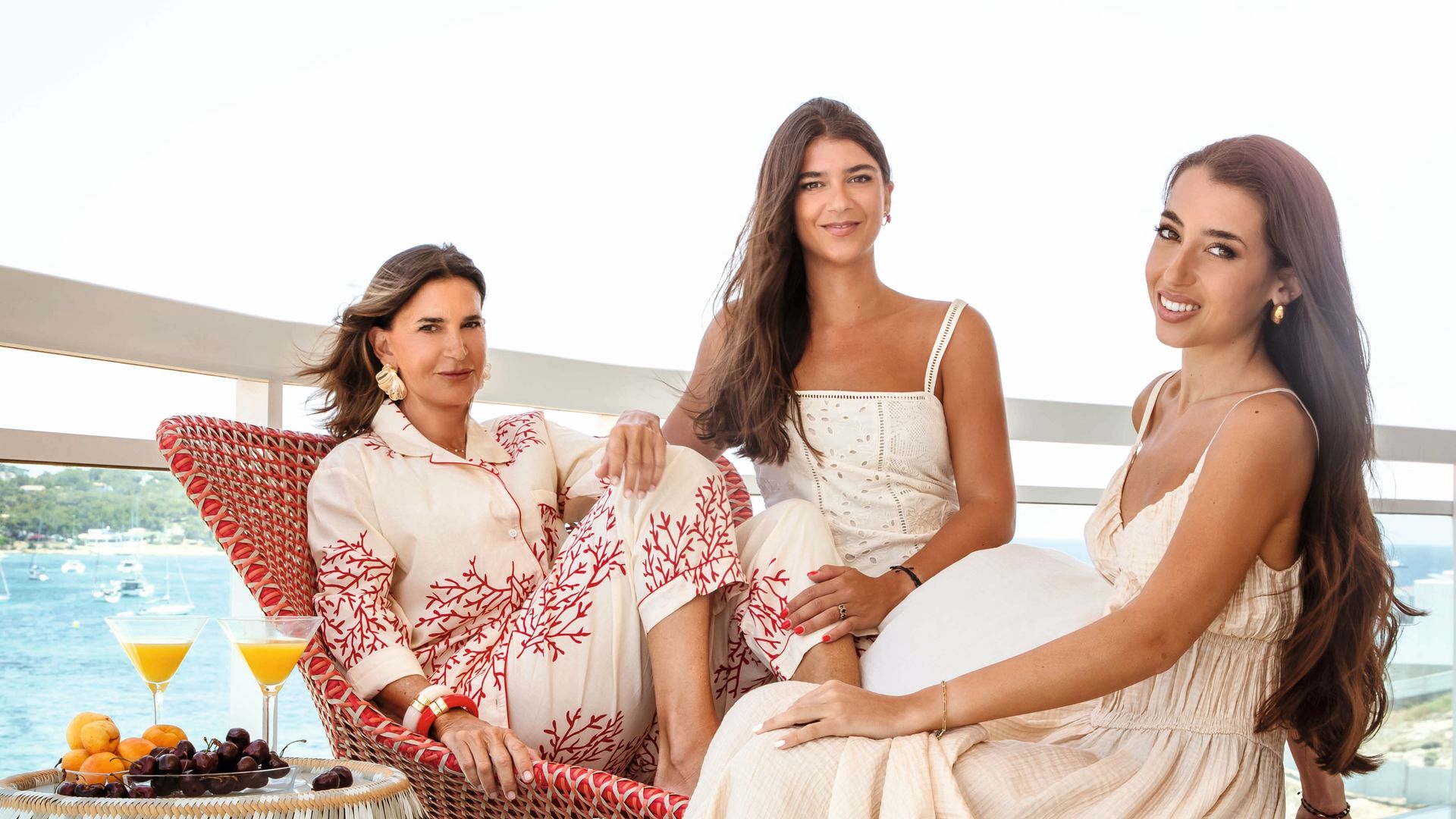 CON VISTAS
De izquierda a derecha, Carmen y sus hijas, Lydia y María, en la terraza orientada al mar